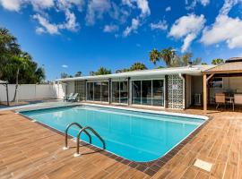Furnished Sunroom with TV! Canal-Front Bradenton Gem, hotel in Tidy Island