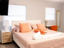 Pet-friendly Lakeland Stay King Bed Cozy Court