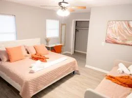 Pet-friendly Lakeland Stay King Bed Cozy Court