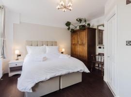 Grace's Guesthouse The Suite Room 6, hotel con estacionamiento en Tring