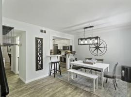 Cozy 2BR Hilton Head Townhome w Pool Access, hotel en Hilton Head Island