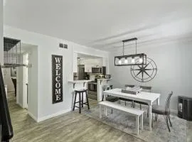 Cozy 2BR Hilton Head Townhome w Pool Access