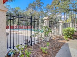 Renovated 2BR Hilton Head Home – Walk to Shops, hotel en Hilton Head Island