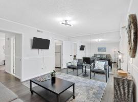 Central Hilton Head Retreat 2BR Near Beaches, hotel in Hilton Head Island