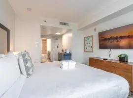 Cozy Grove Stay Free Parking Pool Access Walk to Cafes and Parks