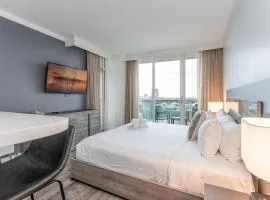Stylish Studio at Hotel Arya King Bed Full Kitchen City View Balcony and Parking