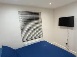 Stylish Acton Studio Fast Central Connection