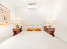 Cornell Canyon Getaway, hotel in Agoura Hills