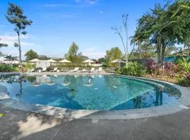 Comfort and design in a green oasis near the beach