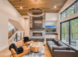 Shining Creek at Alpine Meadows by Tahoe Getaways - 4 BR w Creek Views, Hot Tub & Ski Shuttle!