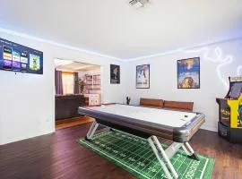 Hot tub, Game and Movie Room ,15 Min to IAH Airport