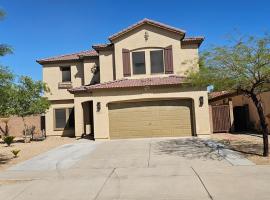Spacious 5-bedrm home 3 min from Cardinals Stadium, hotel in Phoenix