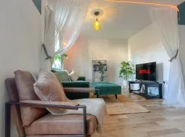 Jennett's Luxury Home with Parking and Garden