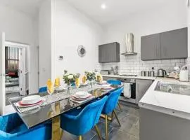 4-Bedroom House with Parking Contractors & Long Stays
