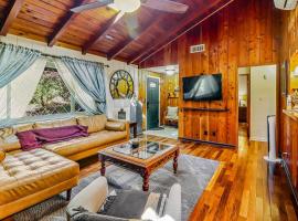 Family-friendly Cabin on the Creek, Close to Town, מלון באידילווילד