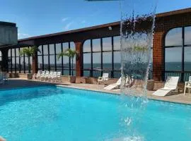 Apartamento completo, 1 quarto, sala, banheiro em prédio de frente para o mar