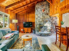 Laid-back Creekside Cabin Walkable to Town, ξενοδοχείο σε Idyllwild