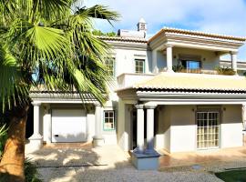 Exceptional villa with swimming pool, hotel in Quinta do Lago