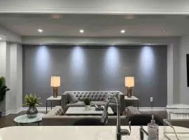 Elegant Oakville Town Residece