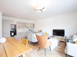 Modern 3BR Split Level Home with Balcony Dublin 16, ξενοδοχείο σε Templeogue