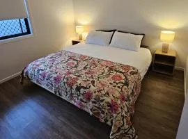 Self-Contained 2BR Guest Suite with On-site Parking