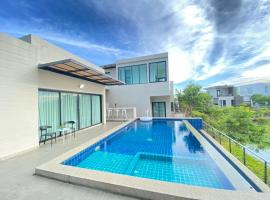 Lake View 3BR Villa with Private Pool Pattaya 30, hotel in Ban Nong Chap Tao