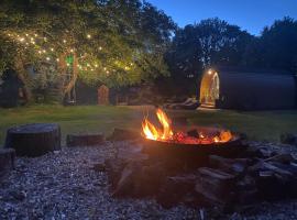 Brook Pod - High end Glamping in beautiful setting, ξενοδοχείο σε Rosemarket