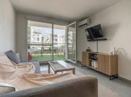 Bright cocoon between sea & airport all comforts