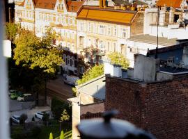 Art View 9 - Panoramiczny widok na miasto, Stylowy apartament dla dwojga, King size bed, Parking, hotel in Bytom