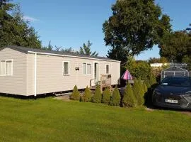 Chalet Meerwijck mit Terrasse am Wasser und Meer mit Schwimmbad