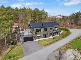 Seaside Serenity - with sea access, Langenes