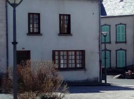 gite chez R&eacute;gine, casa o chalet en Marcenat