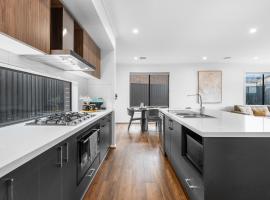Bright & Roomy 5BR Clyde North Home, hotel in Clyde North