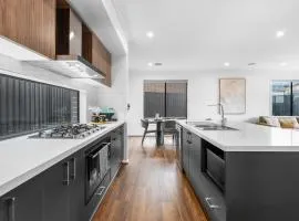 Bright & Roomy 5BR Clyde North Home