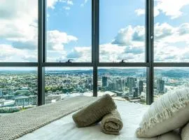 Level 46 Luxury Queens Wharf Apartment with Unblocked Southbank & River View