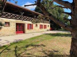 Fenil T3, maison avec jardin, hotel in Bellegarde-Adoulins