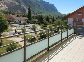 Comfortable and bright bedroom,, Hotel in Étrembières