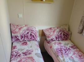 3 Bed Caravan - Sleeps 8 - Pets - Pool - Hot Tub, ξενοδοχείο σε Bembridge