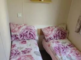 3 Bed Caravan - Sleeps 8 - Pets - Pool - Hot Tub
