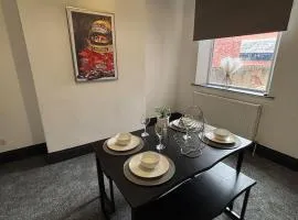 Spacious 6-Bed Stay Central Warrington Sleeps 12