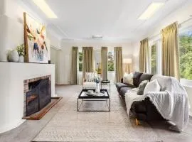 Charming Cottage Walk to City and Eat Street