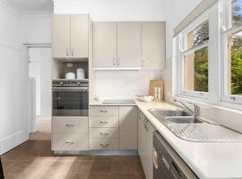 Charming Cottage Walk to City and Eat Street, hotel u gradu Braddon