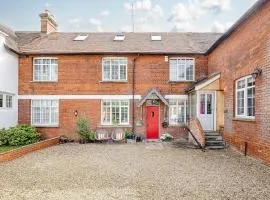 Stylish 3-Bed Home Close to Stansted Airport