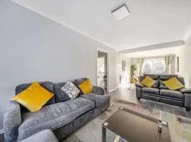 Luxury 3-Bedrooms House With Parking