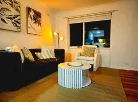Cozy Beach Getaway Apartment in Glenelg North