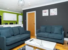 Elegant 1BD, Gym, Parking, Bus to Airport, Sleeps4