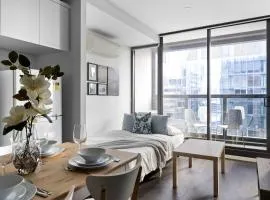 Stylish Pet-Friendly 2BR Walk to Southern Cross