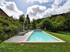 Farmhouse in Pyrenees with Pool, hôtel à Terrou