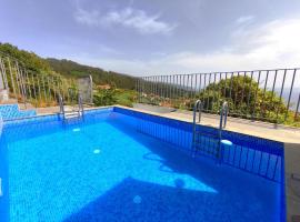 CASA PANORAMA SOL- NEW VILLA WITH HEATED SALTWATER POOL and FANTASTIC SEA VIEW, hotel v destinaci Ponta do Sol