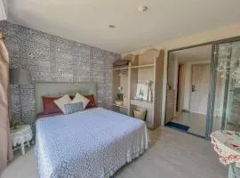 Exclusive Condo with Pool - Self Check-in